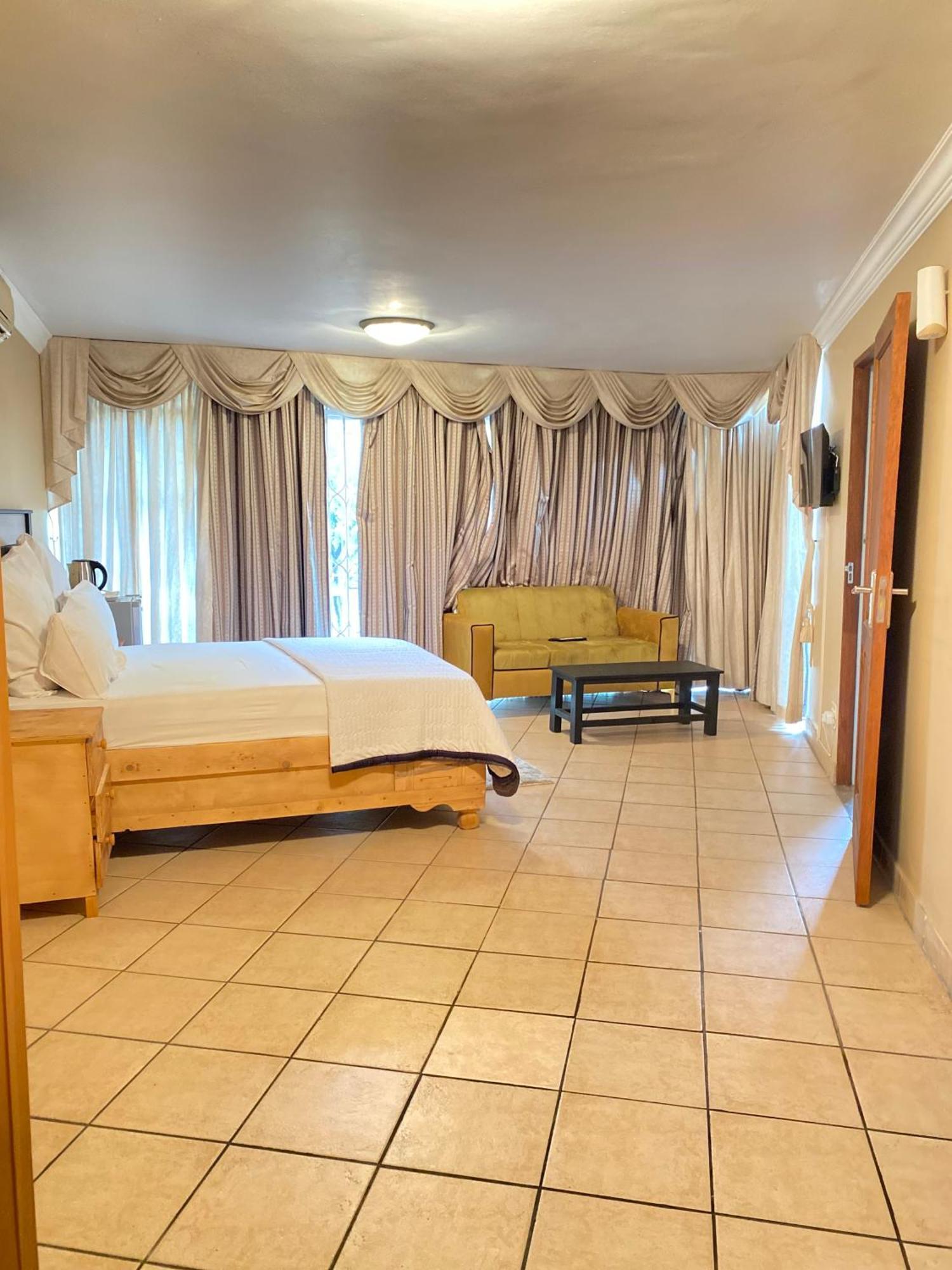 C And C Guest House/ Bed And Breakfast Pretoria-Noord Extérieur photo